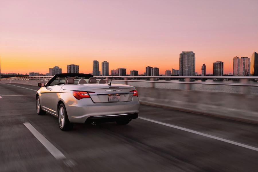  Chrysler 200 Convertible 2011 года  (фото 15 из 73)